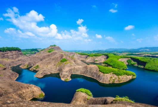 高椅岭旅游区+东江湖旅游区一日游【上门接送+小车团】【[上门接送•出行无忧][全线5A景点]雾漫东江+丹霞高椅岭，1人可订，2人起发，安心游。】