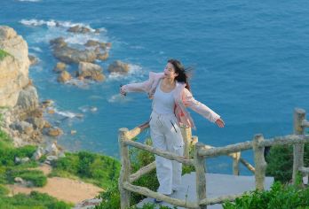 户外优选【穿越东西冲】深圳大鹏半岛+天文台一日游丨醉美海岸线【[文台栈道]从海边一路延伸到天文台的海天栈道、站在悬崖栈道上吹着海风，回望海天一色的山海奇观】