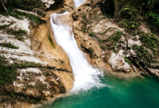 薄荷岛瀑布探险【逃离平凡，在这场身临其境的瀑布探险中探索薄荷岛的狂野一面！ 徒步穿越茂密的丛林，穿过乡村小径，探索岛上一些*美丽、*隐蔽的瀑布。 从宁静美丽的卡穆加奥瀑布到清凉的达玛甘瀑布和帕汉戈格瀑布，每一站都有清澈的海水和如画的风景。】