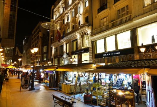 匈牙利布达佩斯温泉浴场-城市公园-瓦茨街-自由桥包车1日游【精品包车，私享空间，上门接送，轻松出行】