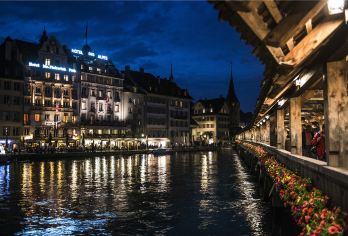 卢塞恩湖+苏黎世老城+奥古斯丁巷+苏黎世圣母大教堂一日游【瑞士经典一日游[卢塞玩转瑞士+中文司导+独立包车+行程灵活]】