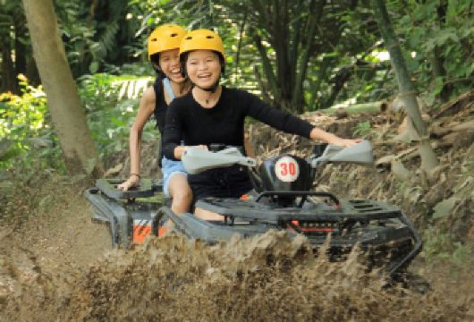 巴厘岛ATV越野车探险之旅，含酒店往返接送【征服巴厘岛最长的 ATV 赛道，穿越洞穴、河流和郁郁葱葱的稻田，开启一段难忘的越野冒险之旅。 趣味十足、安全可靠、适合初学者 无需经验——本次导览骑行适合所有技能水平的人士，并包含全套安全装备和保险。 往返酒店接送，轻松无忧 享受便捷的酒店接送服务，尽情放松体验。】