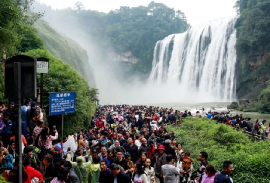 贵阳出发黄果树瀑布自由行纯玩一日游【酒店上门接送】【上门接送服务 深度游览黄果树瀑布 天星桥 陡坡塘三景点享受自然之美。】