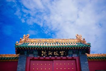 沈阳故宫半日游【专业导游1小时讲解+防蹭听耳机+多场次可选】【[小金豆专享]欢迎外地小伙伴们来到“一朝发祥地，两代帝王都”的盛京—沈阳，导游讲解著名景区—沈阳故宫】