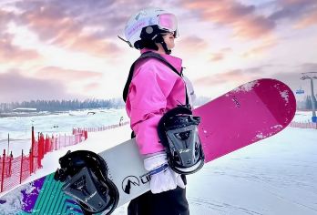 【赠送驯鹿园】亚布力滑雪票＋网红雪服等滑雪装备＋新体委/阳光【选择多样：多种滑雪服款式任你选择。】