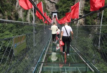 永泰挑战天门山万溪大峡谷，勇闯玻璃栈道，观万石汽车一日游【[特色景点]体验福建省“悬索式玻璃天桥”惊险刺激！登山观景，探地下河，赏瀑布！】