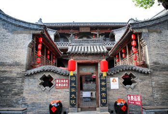 山西黄河壶口瀑布+王家大院一日游丨车费+导游+讲解+午餐【壶口瀑布，它似一曲激昂高亢的交响乐，又如一幅泼墨山水画，将大自然的鬼斧神工展现得淋漓尽致。】