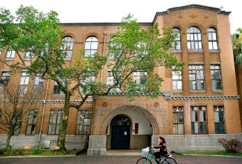 国立台湾大学+国立政治大学+猫空缆车“学术风景线”一日轻旅【从台湾学术象征、文青拍照圣地的台大，走到依山傍溪 、氛围静谧的疗愈系政大，最后以悠悠缆车收尾。】