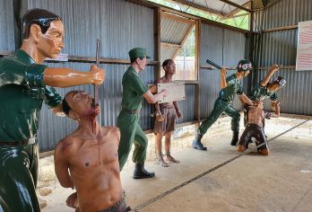 富国岛一日游：南部城市之旅【探索富国岛的文化瑰宝：珍珠中心、Sim酒厂、胡椒园、传统丝绸和鱼露作坊。 参观标志性地标：胡国寺、富国监狱及其他历史和精神场所。 在迷人的圣奥海滩放松身心：享用美味的午餐，在碧绿的海水中游泳，在白沙滩上放松身心。】