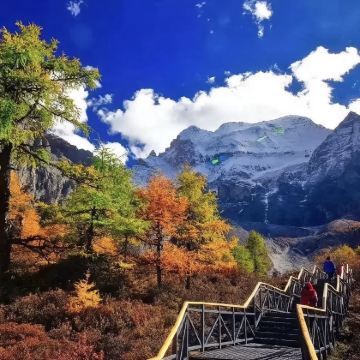 【稻城亚丁机场接送+邦普寺+红草地+稻城白塔+兴伊措】