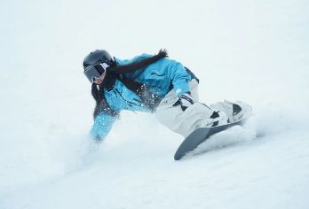 香格里拉七星雪滑雪场直通车：含门票+雪鞋雪板雪仗+往返车位费【独克宗古城出发往返香格里拉七星滑雪场直通车[含门票+雪鞋+雪板+雪仗+3小时滑雪时间+往返车位费]】