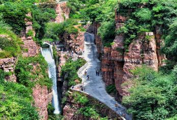 万仙山景区+中华影视村郭亮村一日游【含景交车+门票+保险】【由于一日时间因素，只去郭亮村+挂壁公路，不去南坪景区，如想去南坪，不耽误集合返程的情况下可自行前往】
