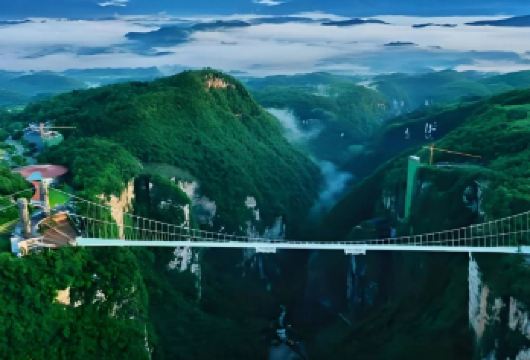 张家界天门山国家森林公园及玻璃桥私人日游【一日尽览张家界两大标志性景点：高耸入云的天门洞与令人叹为观止的云天地玻璃桥。 驾驶惊险刺激的99道弯天路，这条蜿蜒的山间公路拥有壮观的弯道和**风景。 享受专为您定制的包团服务，灵活安排时间，含酒店接送，行程节奏舒适惬意。】