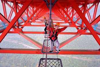矮寨大桥+矮寨悬崖栈道一日游【湘西苗寨/茶峒边城/一单一团】【打卡景点--国家AAAA级景区矮寨悬索大桥。】