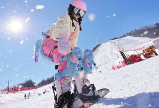 神农架中和国际滑雪场+滑雪+可选5件套|8件套+免费直通车【[交通便利]木鱼镇至中和国际滑雪场景区免费换乘车直达，多班次选择】