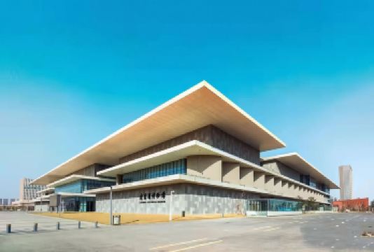 【沈阳起止】杨城寨草莓采摘+辽宁省博物馆一日游*送2斤草莓【成人免费赠送2斤草莓，1.1米以下儿童可免采摘费用，但不免往返车位、不送草莓，下单请按实际人数支付。】