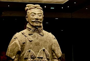 西安兵马俑博物馆小团，含导游、自助午餐和交通【轻松探索秦朝和兵马俑的历史。 专业官方导游深度讲解，每日两场次可选。 包含自助午餐和城市接送服务。提供耳机设备。】