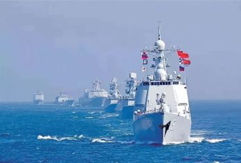 湛江红嘴鸥游船+湖光岩一日游【南海十里军港+雷琼地质公园】【漫步欣赏湛江浪漫金沙湾海滩美景，拥抱碧海蓝天，来一场说走就走的浪漫滨海游！】