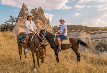 卡帕多奇亚山谷骑马体验【跟随专业向导骑行穿越卡帕多奇亚标志性的山谷，享受安全而风景优美的旅程。 2 小时日落骑马之旅 日落时分安排的较长骑行路线，可欣赏优美的景色和理想的光线条件。 1 小时日间骑马之旅 在白天，体验卡帕多奇亚山谷中短暂而愉快的骑马之旅】