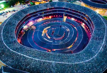 【6人小团可选】云水谣古镇+永定土楼一日游深度讲解登楼景区餐【[豪华商务头等舱]座椅加大加宽可半躺，车内高度不碰头+不拥挤+减震气囊路上不颠簸不晕车+中小团可选】