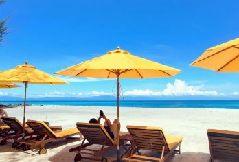 美人鱼岛体验潜水 | 沙巴 亚庇【非常适合初学者！学习基本的水肺潜水技巧，并在认证教练的直接指导下潜水。潜入美人鱼岛清澈的海水中，近距离接触珊瑚礁、色彩斑斓的鱼类，甚至还有海龟！除了潜水，还可以享受美人鱼岛洁白的沙滩、清澈的泻湖和热带风情，感受令人放松的美景。】