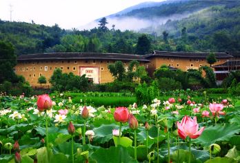 漳州南靖云水谣古镇+福建永定土楼王景区【8人头等舱】一日游【[指定用车]8人头等舱团指定3年内新车“陆地头等舱”高端燃油大通车，车内均是独立座椅，空间超宽超大！】