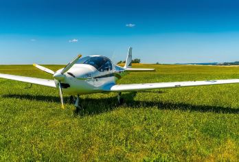 安吉天子湖固定翼飞行基地【飞行体验观光+专业教练一对一】【经验丰富老机长，价格透明，服务用心贴心放心】