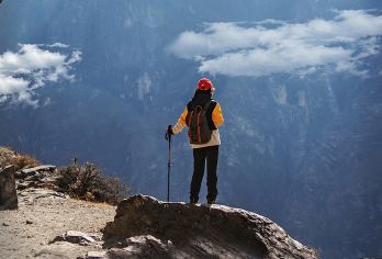 香格里拉中虎跳徒步一日游【丽江往返+14座以内商务车】【徒步虎跳峡体验世界十大经典徒步路线之一】