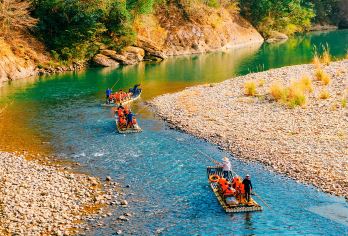 【保证坐竹筏】武夷山+天游峰+九曲溪漂流+武夷宫•门票+接送【[畅游无忧套票]天游峰/九曲溪/武夷宫一票通行，承诺优先安排竹筏位，含景区直达观光车+风味农家菜】