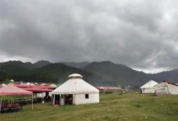 乌鲁木齐南山牧场+西白杨沟景区+乌拉斯台一日游【2人起订】【优质线路：首府周边就能感受草原风光，亲临马场，骑天山名马，亲自上马驰骋！】