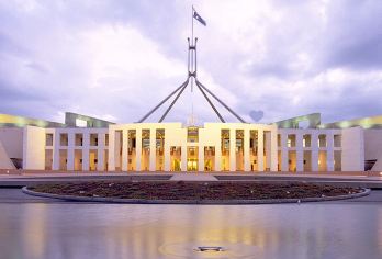 堪培拉首都+国会大厦中文一日游丨悉尼往返【小团·可选含餐】【[堪培拉深度游]首都一日游：新国会大厦/格里芬湖/大使馆区/战争纪念馆/皇家铸币厂】