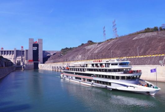 三峡大坝垂直升船机半日游【乘长江三峡系列游轮】【乘坐世界电梯3700吨排水量的豪华游轮过落差113米的三峡大坝仅需8分钟，体验三峡传奇，惊叹世界奇观】