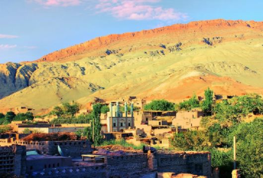 吐鲁番火焰山万佛宫+麻扎村+库木塔格沙漠+吐峪沟大峡谷一日游【[精选景点]精选网红打卡景点，火焰山、万佛宫、麻扎村、库木塔格沙漠，赠送火焰山后山、大峡谷打卡。】