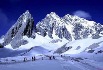 丽江玉龙雪山+蓝月谷一日游【云杉坪索道 可升级印象丽江表演】【[贴心服务]赠送雪山三宝（防寒服、氧气、矿泉水），旺季咨询客服下单；】