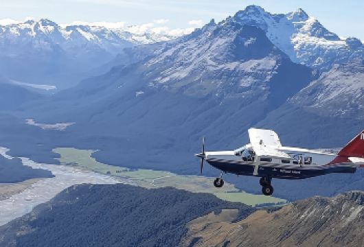 新西兰皇后镇出发：米尔福德峡湾观光飞行（不着陆 /不含游船）【高性价比。含皇后镇上门接送，米尔福德峡湾观光飞行，全程只需要1.2小时，省时不累】
