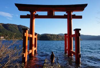 日本箱根芦之湖大涌谷箱根汤本站前商店街一日游足浴体验9人小团【芦之湖海盗船体验（桃源台港）】