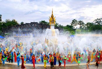 西双版纳傣族园半日游【爆剧边水往事取景地|露天傣迪|纯玩团】【[深度体验]宗教+狂欢+吊脚楼，走进雨林-傣族人的华丽世界；】
