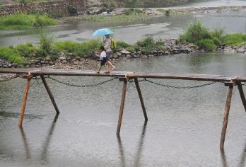 瑶里景区深度一日游【本地司机 +好评如潮+天天发班】【极具观感的大型陶瓷城堡、治愈系漫山遍野的绿色茶园、“天青色等烟雨”的古镇情怀、深度沉浸式体验悠闲惬意】