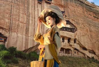 张掖马蹄石窟群半日游【可选8人头等独立座椅/上门接送】【[8人豪华头等舱]最多8人，1+1独立座席，安全性能高，精品推荐，张掖西站、主城区酒店免费接送。】