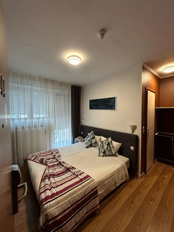 Yasha Hotel