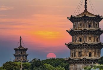 泉州开元寺+西街+蟳埔村一日游【导游讲解+含闽南特色餐门票】【[深度文化讲解]配备持证国导讲解，他们不仅熟悉泉州的地理和历史文化，还能为您提供深入的讲解和互动。】