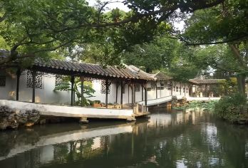 苏州拙政园平江路寒山寺御窑砖博物馆【顶级园林——拙政园（联合国教科文组织）；在寒山寺享受1500年历史之旅，并享用当地午餐。 戴着VR眼镜参观御窑砖博物馆（非物质文化遗产）体验很棒。 享受轻松愉快的苏州精华游（东方古威尼斯）——平江路，并享用当地特色点心晚餐。】