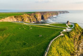 爱尔兰莫赫悬崖+戈尔韦一日游【都柏林往返 英文导游】【[领略狂野大西洋路美景/包含莫赫悬崖门票+英文导游讲解]】
