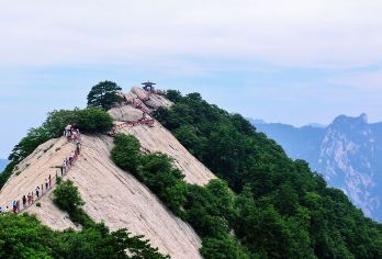 陕西华山一日游【市区接/赠矿泉水丝带手套/自热米饭/索道可选【[优质行程]西安市区二环内可上门接丨畅游华山6小时丨时间充足丨省心出游】