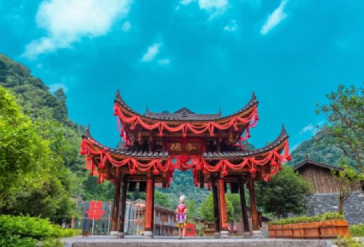 德夯大峡谷苗寨+流沙瀑布+矮寨大桥+悬崖栈道+天问台一日游【[凤凰青旅总社发车]不转团-天天发团，保证服务，纯玩无购物，不进购物店.[含流沙瀑布往返电瓶车]】