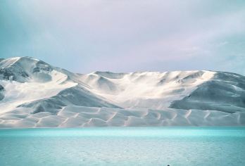 喀什地区白沙山-白沙湖景区+木吉火山口一日游【6人小车团】【水墨画般的白沙湖白沙山，帕米尔之眼的木吉火山口】