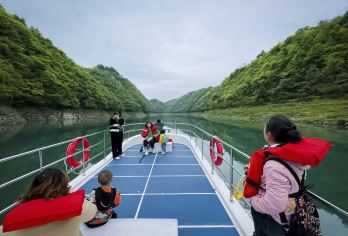 竹山苗寨+长潭岗游轮+午餐一日游【一价全含】【竹山苗寨是湘西保存完好的“半坡部落”，建寨已有800多年历史】