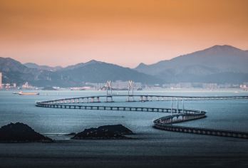 【珠海】升级自助午餐 | 港珠澳大桥+珠海大剧院+圆明新园【[品质出游]享自助午餐 | 行程丰富自由 | 无任何自费景点 | 珠海市区内上门接送】