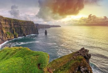 莫赫悬崖+艾尔维洞穴一日游【含游船或参观卡赫康奈尔石堡】【探索艾尔威洞穴的古老奇观】