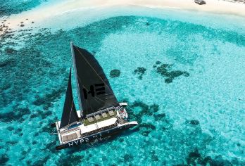 普吉岛皇帝岛+珊瑚岛一日游 含全岛接送浮潜|自营热门豪华帆船【一次打卡皇帝岛白沙滩+珊瑚岛透明海水，避开人潮享受优质海域，浮潜点鱼群丰富水质清澈】